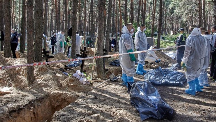 Entierros de masa en Izyum, donde los ucranianos denuncian las masacres perpetradas por los rusos