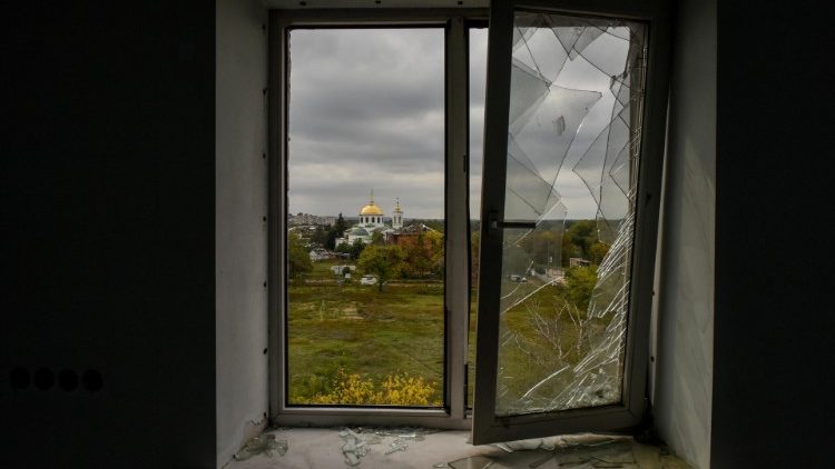 A Igreja da Exaltação da Cruz é vista de uma janela quebrada na cidade de Izyum, na região de Kharkiv, Ucrânia, 30 de setembro de 2022. O exército ucraniano empurrou as tropas russas do território ocupado no nordeste do país em um contra-ataque. Kharkiv e áreas vizinhas têm sido alvo de bombardeios pesados desde fevereiro de 2022, quando tropas russas entraram na Ucrânia iniciando um conflito que provocou destruição e uma crise humanitária. EPA/OLEG PETRASYUK