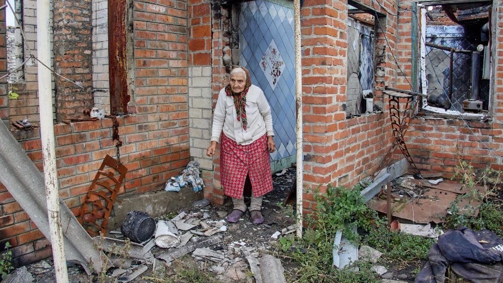 Nina Uspenskaya em sua casa destruída por ataque russo em Korobochkyne, região de Kharkiv, em 1 de outubro de 2022. (Photo by Sergey Kozlov(