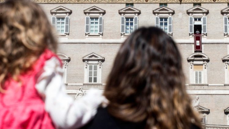Fiéis na Praça São Pedro (Ansa)