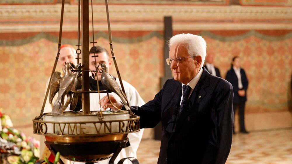 Taliansky prezident Sergio Mattarella zapaľuje lampu sv. Františka (Assisi, 4. okt. 2022)