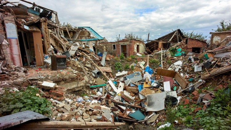 Edifícios privados danificados em bombardeios na vila de Tsyrkuny, na área de Kharkiv, Ucrânia, em 5 de outubro de 2022, em meio à invasão militar da Rússia. O exército ucraniano empurrou as tropas russas do território ocupado no nordeste do país em um contra-ataque. Kharkiv e áreas vizinhas têm sido alvo de bombardeios pesados desde fevereiro de 2022, quando tropas russas entraram na Ucrânia iniciando um conflito que provocou destruição e uma crise humanitária. EPA/SERGEY KOZLOV