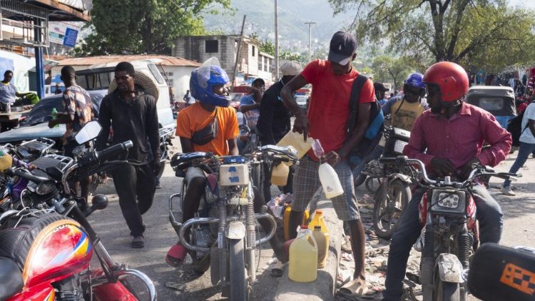 La escasez de gasolina y al pago de precios desorbitados en el mercado negro afectan al transporte y los servicios públicos y hospitales .