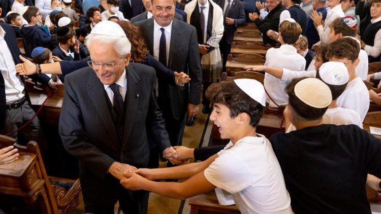 Attentato alla sinagoga: Mattarella accolto da un lungo applauso