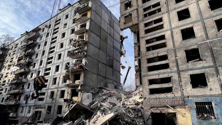 Equipes de resgate ucranianas trabalham em prédio residencial atingido por mísseis russo em Zaporizhzhia. Foto: EPA/Ukraine National Police