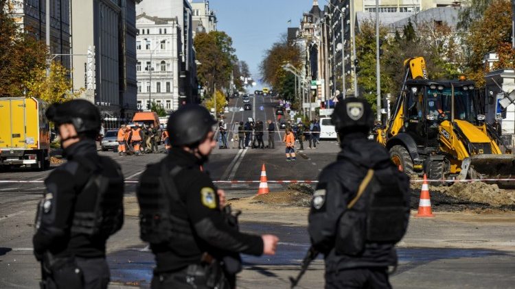 10.10.22 r., Kijów, robotnicy naprawiają ulicę po wybuchu pocisku