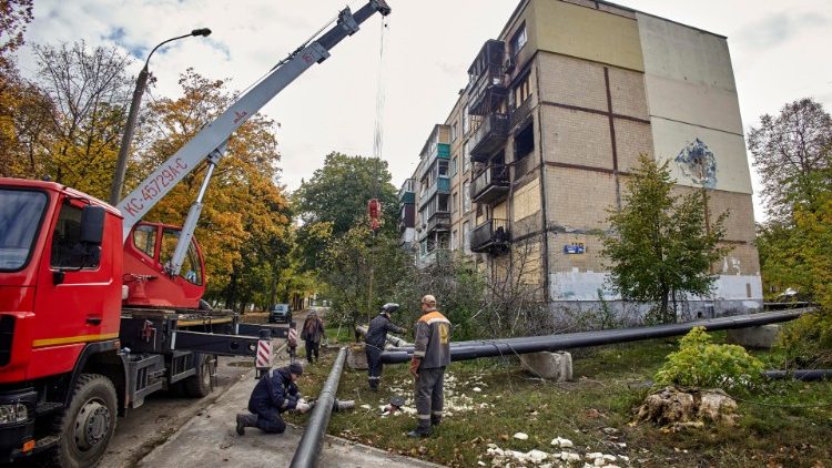 Комунальні служби Харкова ліквідовують наслідки обстрілів