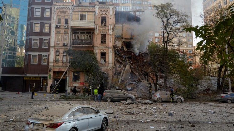 Equipes de resgate trabalham no local do bombardeio no centro de Kyiv (Kiev), Ucrânia, 17 de outubro de 2022, em meio à invasão russa. Vários edifícios residenciais foram danificados como resultado de ataques de 'drones kamikaze' visando a capital ucraniana, disse o prefeito de Kyiv, Vitali Klitschko, por telegrama. Pelo menos uma pessoa morreu, acrescentou. As tropas russas entraram em território ucraniano em 24 de fevereiro, iniciando um conflito que provocou destruição e uma crise humanitária. EPA/VADYM SARAKHAN