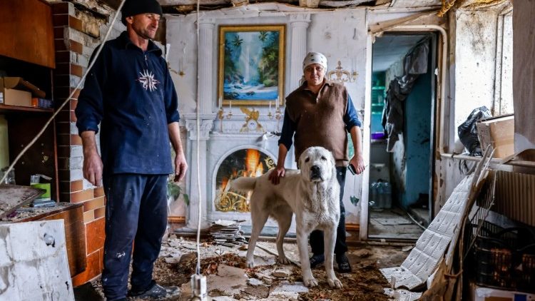 Sergiy e Lina apresentam sua sala de estar destruída na vila recapturada de Osokorivka, Ucrânia, 25 de outubro de 2022. A vila foi libertada pelas forças ucranianas no início de abril, mas desde então ainda está sob fogo contínuo do exército russo. As tropas russas entraram em território ucraniano em 24 de fevereiro, iniciando um conflito que provocou destruição e uma crise humanitária. EPA/HANNIBAL HANSCHKE