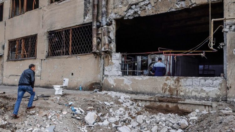 Pessoas trabalham para reparar a padaria "Hot Bread" em Mykolaiv, atingida por um foguete russo em 30 de outubro de 2022. EPA/Hannibal Hanschke