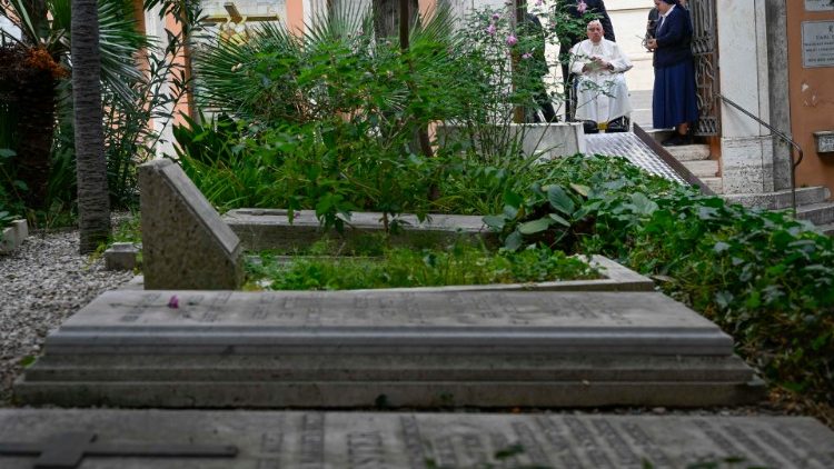 Archivbild: Am vergangenen 2. November 2022 hatte Papst Franziskus den Campo Santo Teutonico besucht