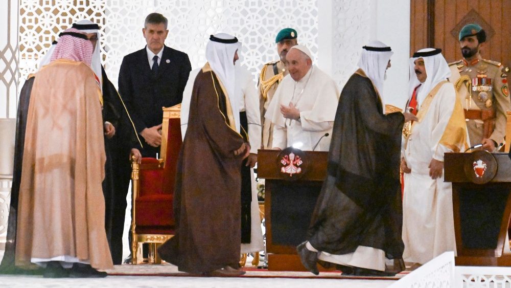 Pápež pri stretnutí s verejnými predstaviteľmi Bahrajnu (3. nov. 2022)
