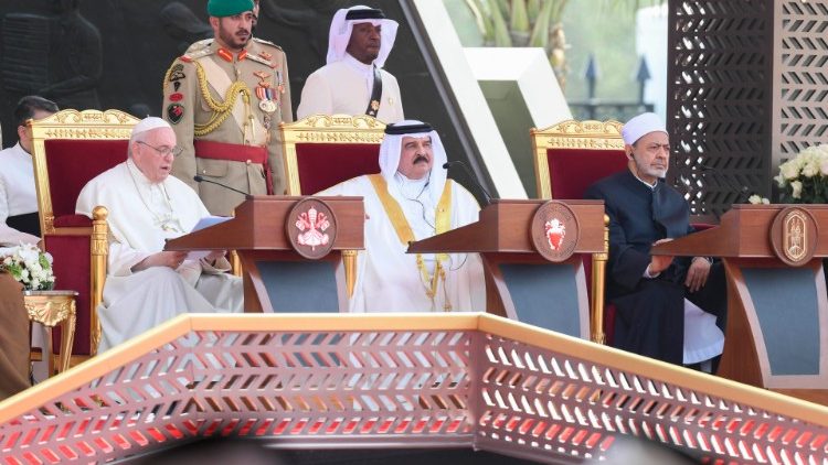 Papa Francesco e il re del Bahrein al Forum sul dialogo