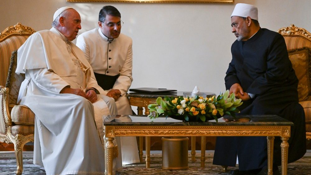 Pápež František s predsedom Moslimskej rady starších Ahmedom Al-Tajíbom (Awali, 4. nov. 2022)