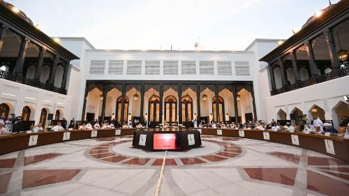 P&aacute;pežov 2. deň v Bahrajne: Vzťahy medzi V&yacute;chodom a Z&aacute;padom