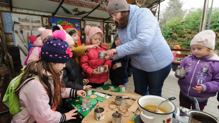 Lwowskie dzieci wykonujące specjalne świece mające dawać ciepło i światło w okopach