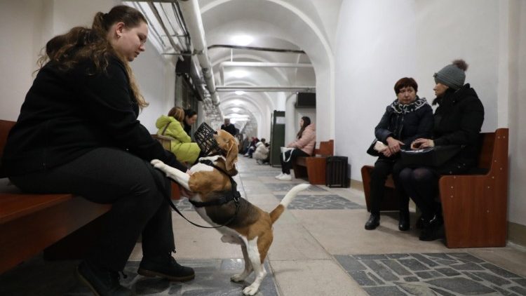 Ludzie przebywający w schronie przeciwbombowym we Lwowie po ogłoszeniu alarmu powietrznego, 15 listopada 2022