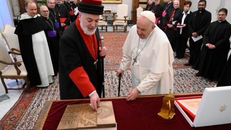 Papież Franciszek i katolikos-patriarcha Asyryjskiego Kościoła Wschodu Mar Awa III w Watykanie, 19 listopada 2022