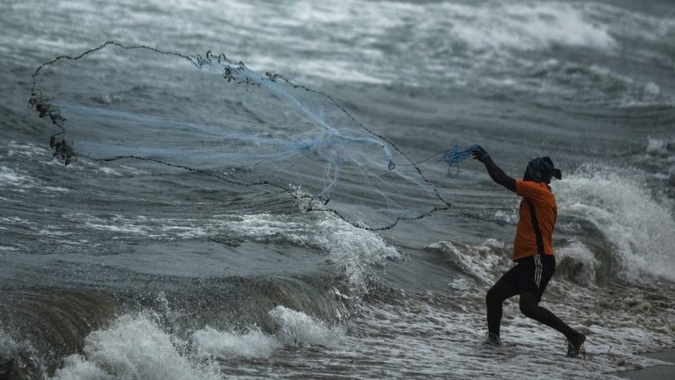 Un pêcheur dans la baie du Bengale, en Inde, 21 novembre 2022.
