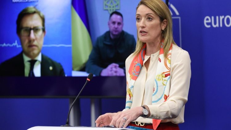 Videokonferenz: Der Bürgermeister von Florenz, Dario Nardella, der Leiter des Büros des Präsidenten der Ukraine, Andriy Yermak, und die Präsidentin des Europäischen Parlaments, Roberta Metsola, während einer Pressekonferenz zur Kampagne "Generatoren der Hoffnung" zur Unterstützung der Ukraine im Europäischen Parlament in Straßburg, Frankreich, am 23. November 2022.