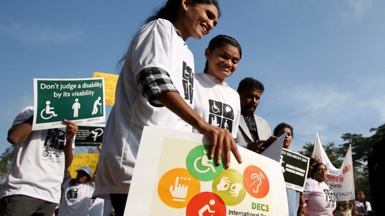 Papież do niepełnosprawnych: misterium kruchości ubogaca Kościół