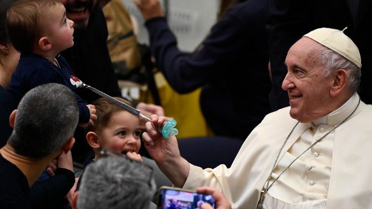 La espontaneidad del Papa Francisco con los niños.