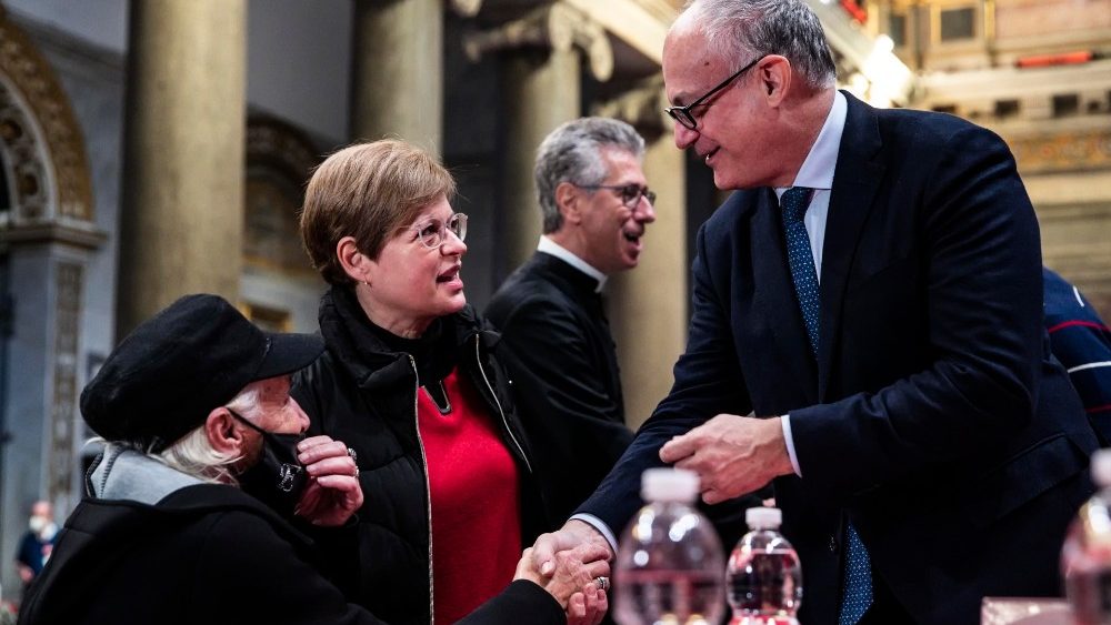 Il sindaco di Roma, Roberto Gualtieri, al pranzo di Natale organizzato da Sant'Egidio nella Basilica di Santa Maria in Trastevere 