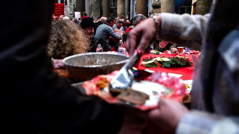 Il pranzo di Natale organizzato da Sant'Egidio nella Basilica di Santa Maria in Trastevere 