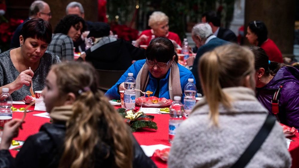 Il pranzo di Natale organizzato da Sant'Egidio nella Basilica di Santa Maria in Trastevere 
