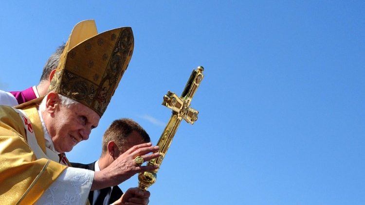 Benedikt XVI. (r.i.p.) bei einer Messfeier während seines Pontifikats (2005-13)