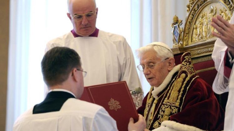 Papst Benedikt beim Konsistorium vom 11. Februar 2013, bei dem er seinen Rücktritt ankündigt
