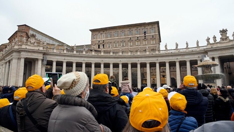 Verniki med spremljanjem opoldanske molitve na Trgu sv. Petra.