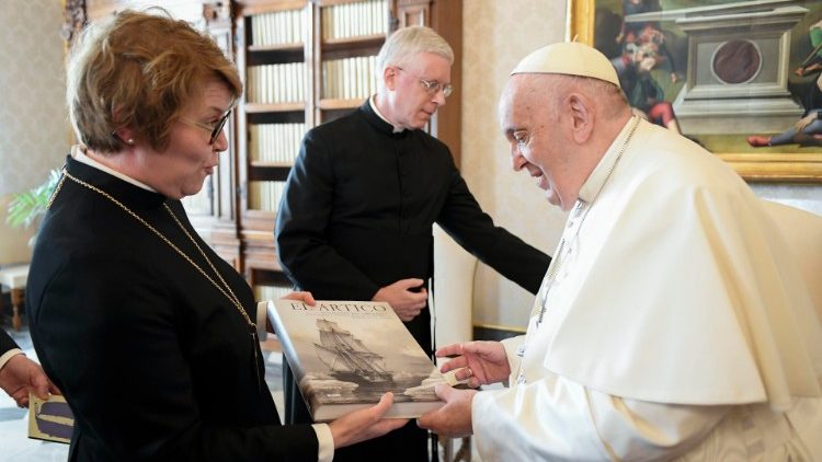 फिनलैंड से एक ख्रीस्तीय एकता प्रतिनिधिमंडल से मुलाकात करते हुए संत पापा फ्राँसिस