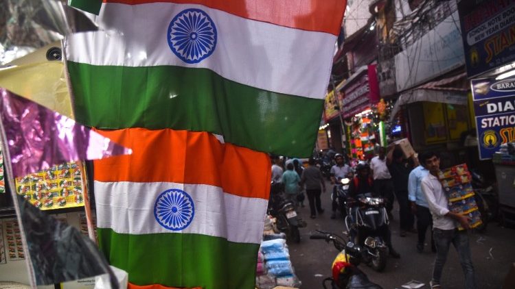 விற்பனைக்காக வைக்கப்பட்டுள்ள இந்திய நாட்டின் தேசியக் கொடி