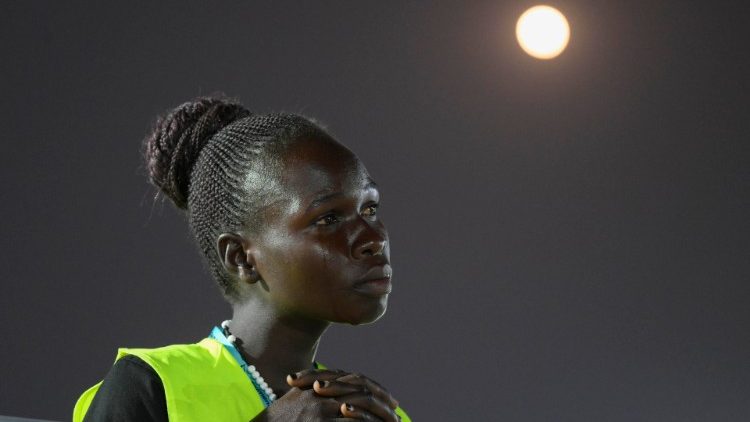 जुबा के विश्वव्यापी प्रार्थना सभा में भाग लेती हुई एक महिला