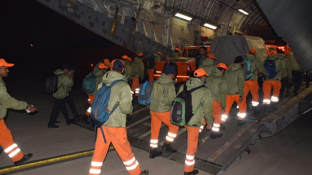 Uma foto disponibilizada pela Força Nacional de Resposta a Desastres da Índia (NDRF) mostra membros da NDRF embarcando em um avião para a missão de resgate na Turquia, em Nova Delhi, Índia, 07 de fevereiro de 2023. Uma equipe da NDRF partiu para a Turquia e segundo o ministro indiano de assuntos externos, pessoal de busca e salvamento, esquadrões de cães especialmente treinados, máquinas de perfuração, material de socorro, remédios e outras utilidades e equipamentos necessários chegarão a Adana, na Turquia. EPA/FORÇA NACIONAL DE RESPOSTA A DESASTRES