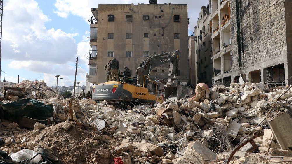 Operações de resgate são realizadas nos escombros de uma casa que desabou no bairro de Masharqa em Aleppo, Síria, 07 de novembro de 2023. Milhares de pessoas morreram e outras milhares ficaram feridas depois que grandes terremotos atingiram o sul da Turquia e o norte da Síria em 06 de fevereiro. EPA/STRINGER