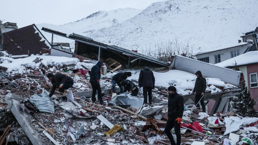 Equipes de emergência e moradores locais procuram vítimas no local de um prédio que desabou após um forte terremoto no distrito de Elbistan em Kahramanmaras, sudeste da Turquia, 07 de fevereiro de 2023. EPA/SEDAT SUNA