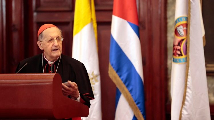 El cardenal Beniamino Stella, enviado del Papa a Cuba con motivo del 25 aniversario de la Visita de Juan Pablo II, interviene en la Universidad de La Habana 