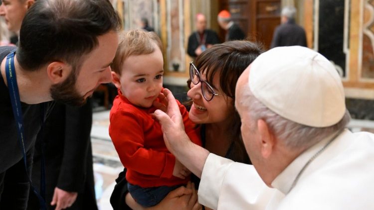 Papież Franciszek przyjmujący członków włoskiej Służby Promocji Wsparcia Ekonomicznego Kościoła, 16 lutego 2023