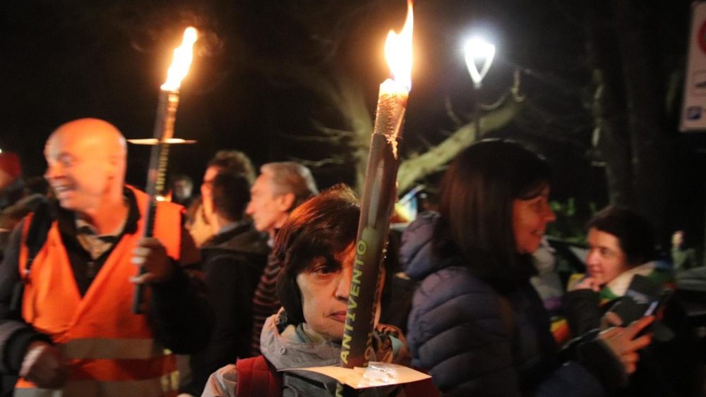un momento del cammino al buio illuminato dalle fiaccole