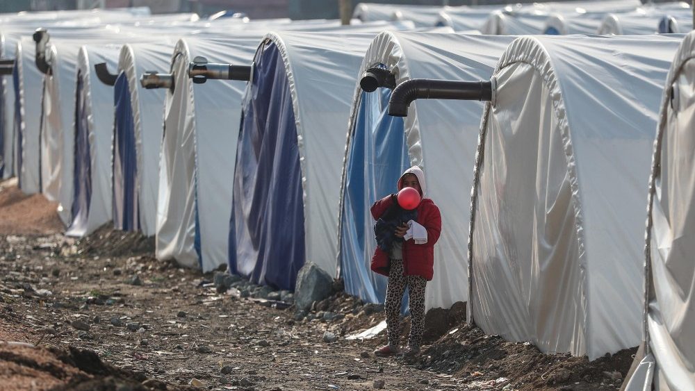 Uma criança brinca em um acampamento improvisado após um forte terremoto em Hatay, Turquia, 24 de fevereiro de 2023. EPA/ERDEM SAHIN