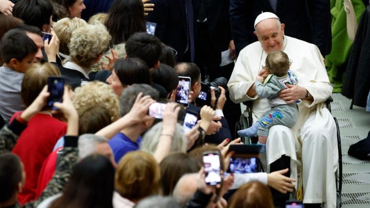 Ֆրանչիսկոս Պապ Իտալիոյ RHO քաղաքի երկու ժողովրդապետութիւններու հաւատացեալներուն հետ