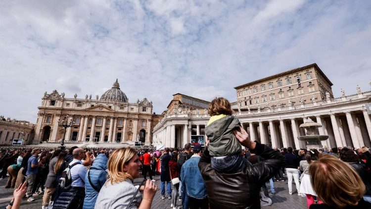 Паломники на площади Святого Петра (26 марта  2023 г.)