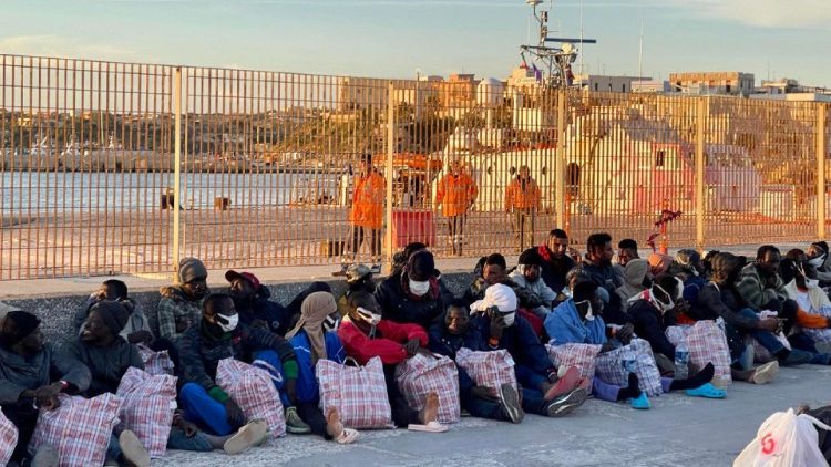Lampedusa: migranti in attesa di trasferimento