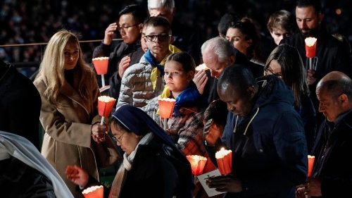Via Crucis. El grito de los afligidos se eleva desde el Coliseo