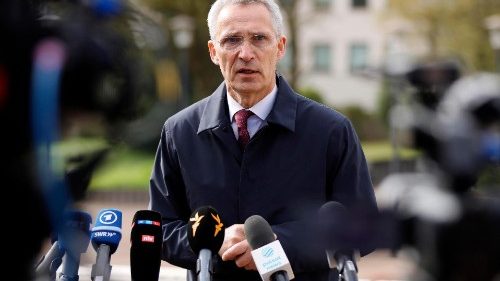 Stoltenberg: sì a nuovi aiuti militari per l’Ucraina