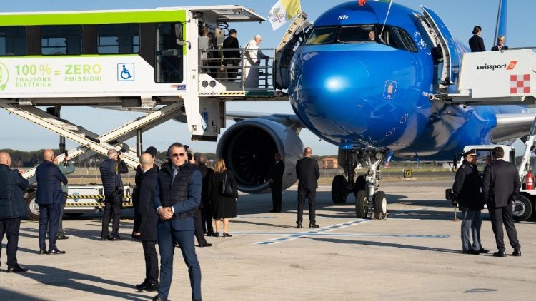 Papa akiingia kwenye ndege iliyompelekea Hungaria