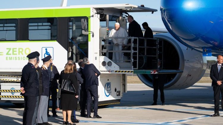 Papa Francisko akiwa anainga kwenye ndege kuelekea Budapet Hungaria
