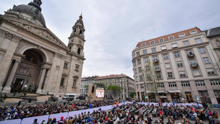 H&iacute;vek a bazilika előtt